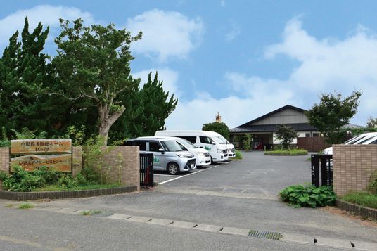 ** 施設入口の駐車場