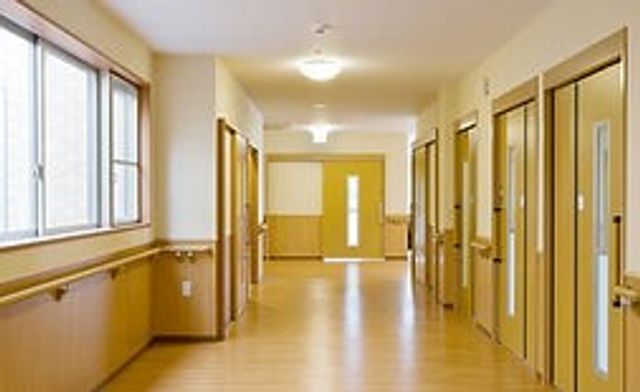 明るい廊下 廊下 広々として明るい廊下です。手すりが設置され、安全に移動しやすい空間です。