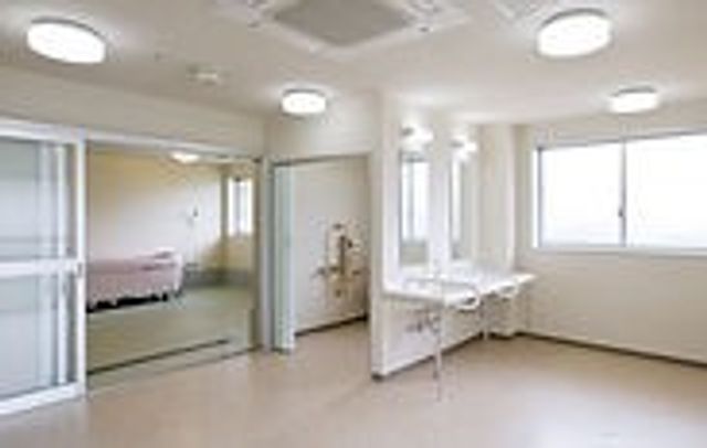 明るい空間の洗面台 洗面台 自然光が差し込む明るい洗面スペースです。清潔感があり、広々とした設計になっています。