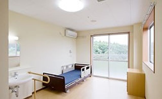 明るい居室 居室 自然光が差し込む明るい居室です。広々とした空間で、快適な環境が整っています。