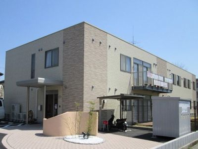 明るい外観の建物