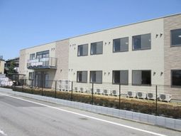明るい外観の建物