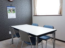 会議室のテーブルと椅子