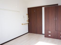 居室の入口とクローゼット