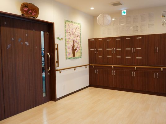 木目の扉と壁の廊下