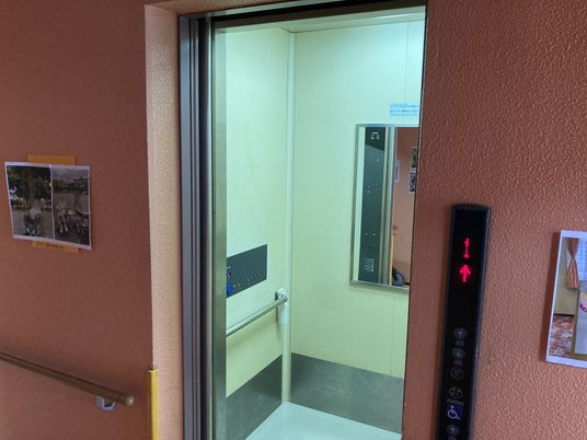 開いたエレベーター
