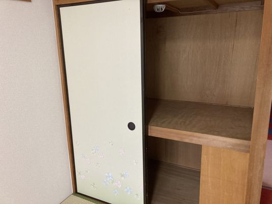 開かれた和室の収納