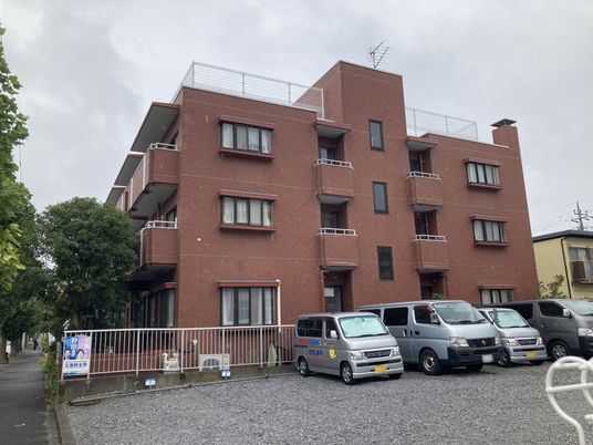 落ち着いた外観の建物
