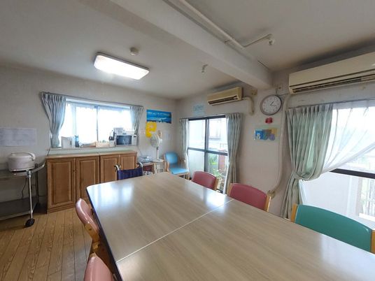 テーブルとカラフルな椅子のある部屋