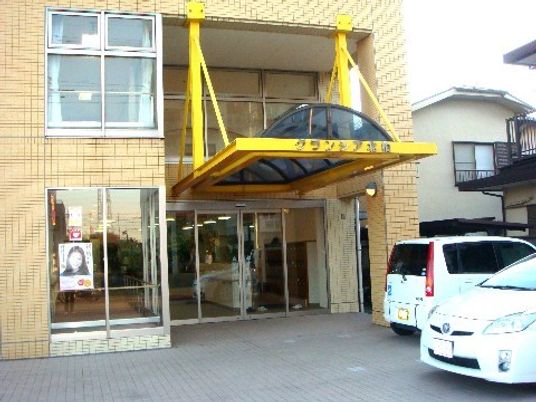 黄色い看板のエントランス