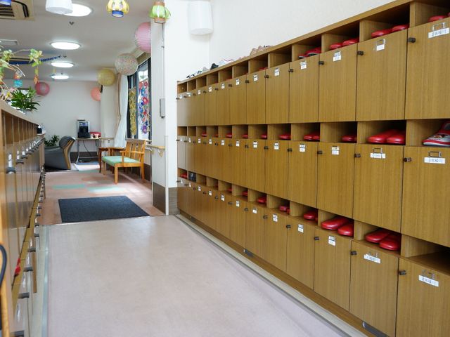温かみのある靴箱の廊下