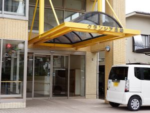 黄色い看板の入り口