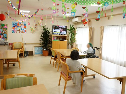 飾り付けされた明るい食堂