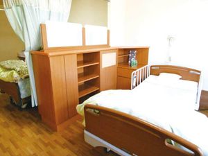 明るい個室の居室  