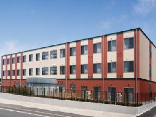 赤と白の外壁の建物