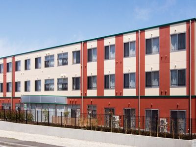 赤茶色の建物の外観