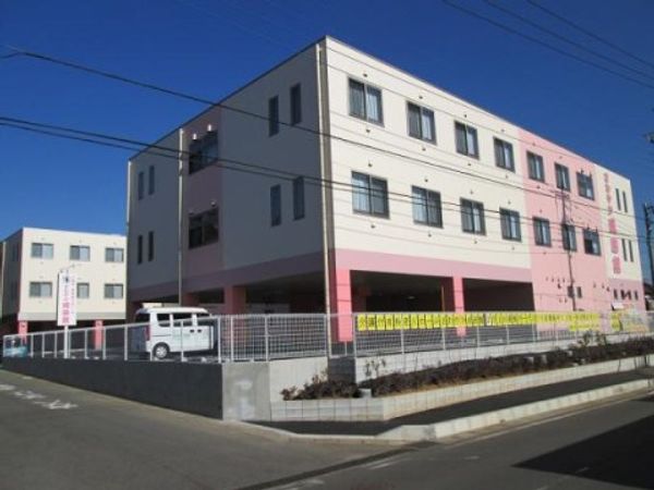 明るい色の建物外観