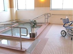 浴室と手すり付き車椅子