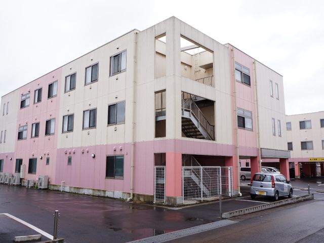 ピンクの建物の外観