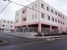 ピンク色の建物外観