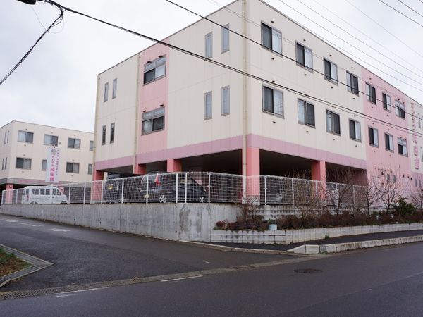 ピンク色の建物外観