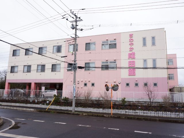 ピンクの外壁の建物 外観 温かみのあるピンク色の外壁が印象的です。皆様の新しい職場としてご検討ください。