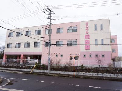 ピンクの外壁の建物
