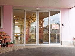 入口の明るい風景