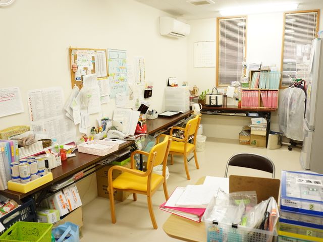 スタッフ用作業スペース 事務室 機能的に整えられたスタッフの作業エリアです。多様な業務をサポートする設備や資料は整然としており、日々の業務がスムーズに行える環境が整っています。