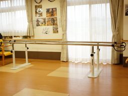 歩行訓練用バーのある空間