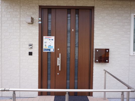 白壁の建物エントランス