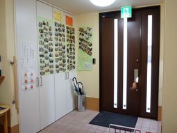 出入り口と掲示物がある空間