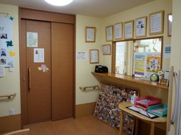 案内板とカウンターのある空間