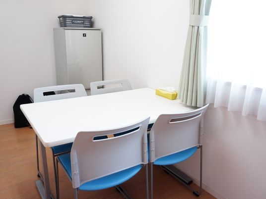 清潔なダイニングテーブルセット