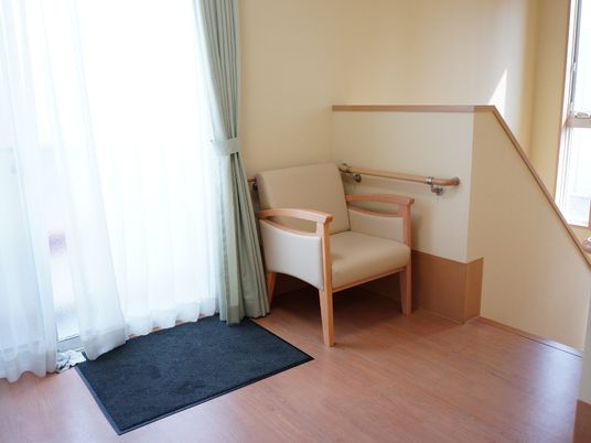 居室の一角とアームチェア