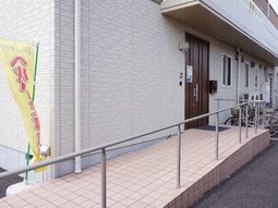 明るいエントランス外観