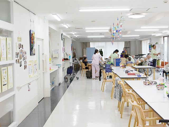 明るい共有スペース ラウンジ 光が差し込む広々としたラウンジです。利用者の方々がくつろげる快適な環境です。