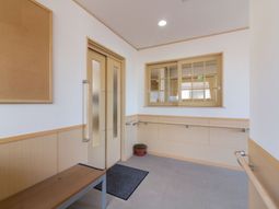 明るい廊下とベンチ