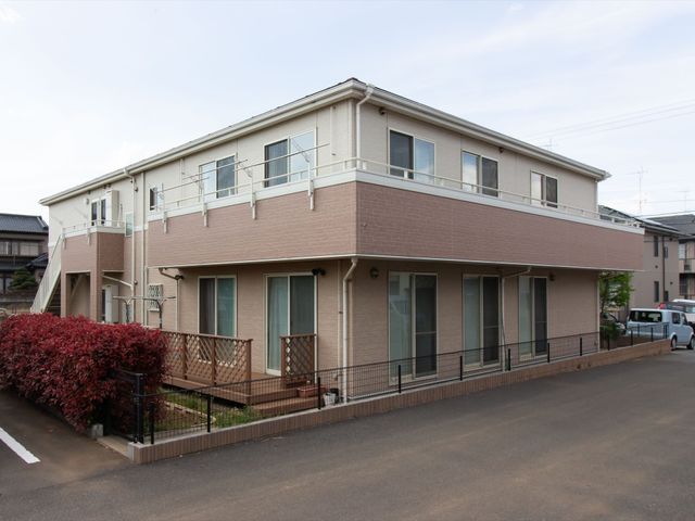 清潔な外観の建物 外観 広々とした駐車スペースが確保された落ち着いた色合いの建物です。明るく開放的な雰囲気が、新たな職場として心地よい環境を提供しています。