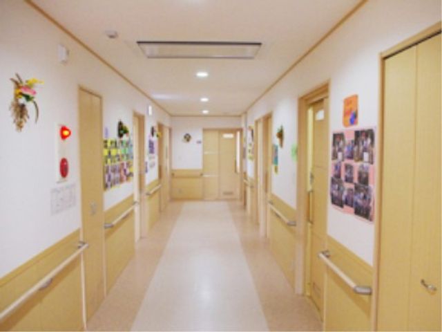 明るく清潔な廊下 廊下 壁には掲示物が飾られ、アットホームな雰囲気の廊下です。見通しの良い設計は、日々の業務の快適性を向上させます。