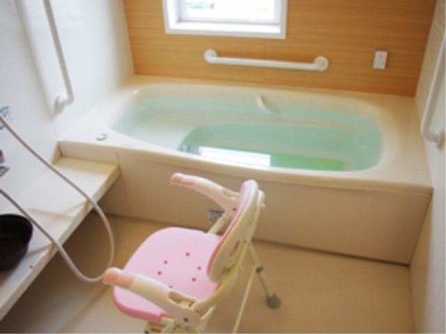 バリアフリー設計の浴室 浴室 安全に配慮されたバリアフリー設計の浴室です。手すりやシャワーチェアも完備しており、利用者の快適な入浴をサポートします。