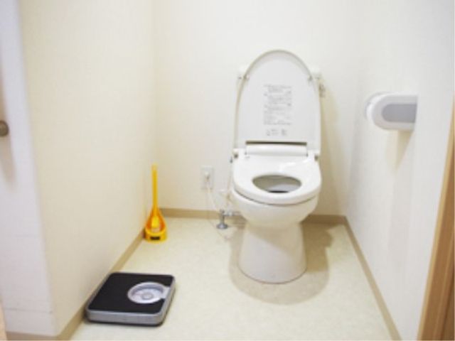 清潔なトイレ空間 トイレ 手すりが設置されたトイレは、安全かつ快適にご利用いただけるよう配慮されています。安心してお使いいただける環境です。