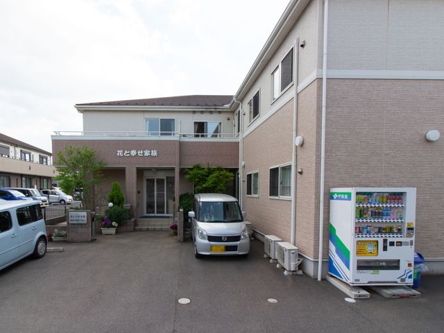 施設の正面入り口 外観 落ち着いた色合いの建物が印象的な正面入り口です。訪れる方々を優しく迎えることができるように、清潔感が保たれています。
