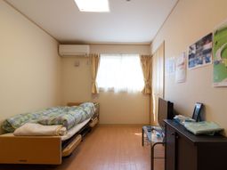 明るい個室の居室