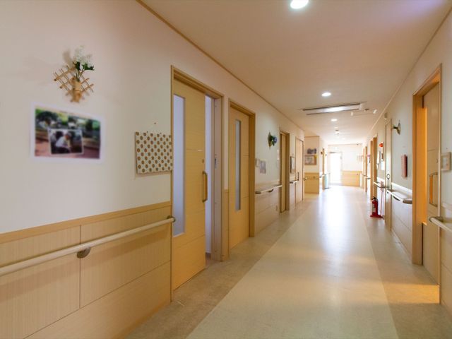 明るい廊下のイメージ 廊下 ゆったりとした廊下は、壁に飾られたアートで温もりが感じられます。作業や移動もしやすい空間設計がされています。
