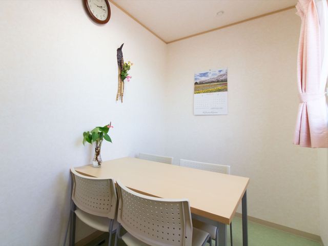 清潔感のある居室空間 相談室 柔らかい光が差し込む落ち着いた居室で、自分の時間をゆったりとお過ごしいただけます。