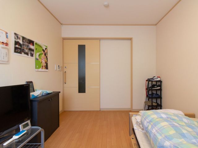 居心地の良い居室空間 居室 明るく清潔感のある居室で、快適な日々を過ごせる環境が整っています。個人の趣味や必需品を置けるスペースも確保されております。