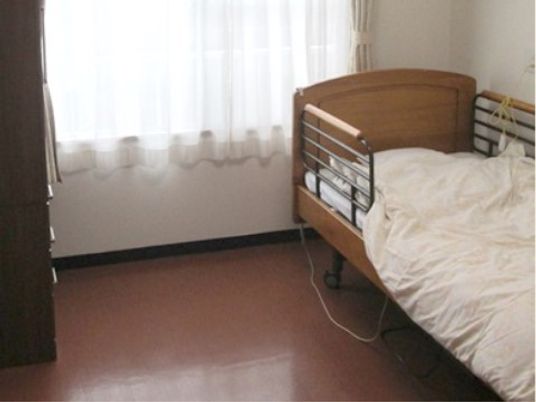 明るい居室の様子