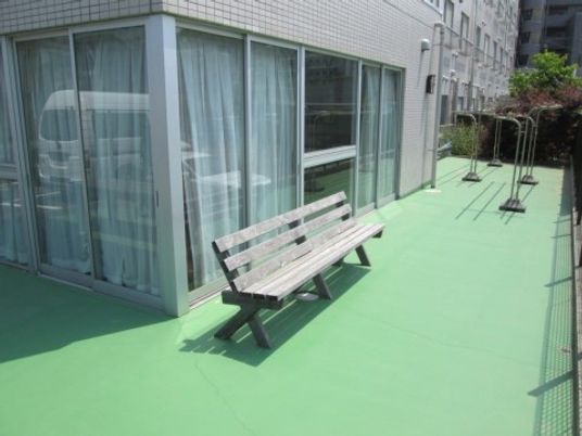 中庭のベンチと歩行器