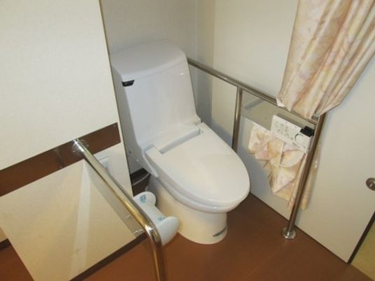 手すり付き清潔なトイレ